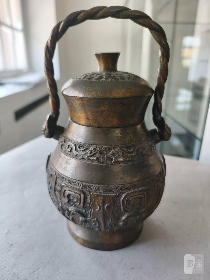 A bronze vessel 'hu' in archaic style with partial gilding - 图15